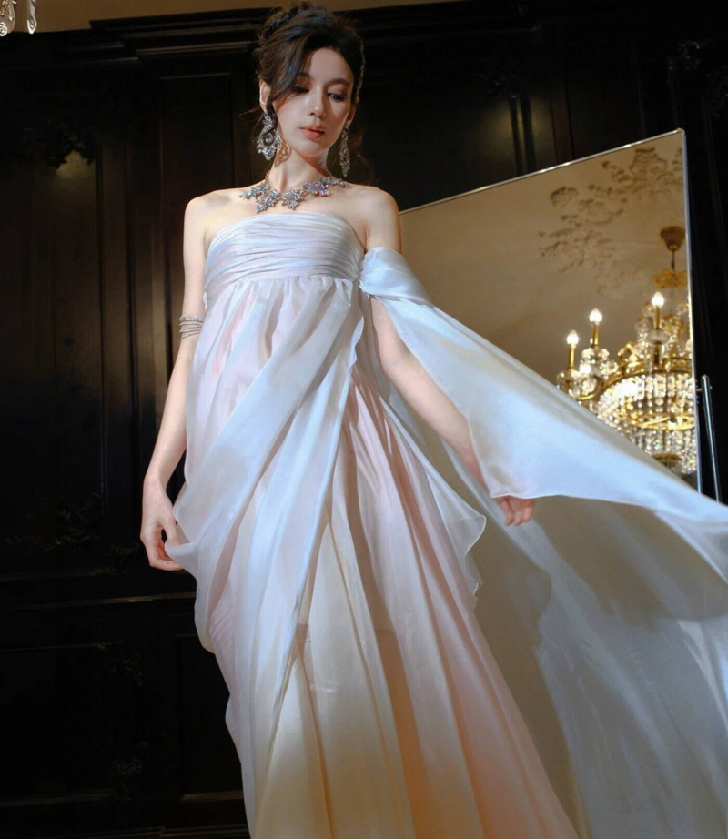 Evening Gown - ストラップレスの流れるようなシフォンイブニングドレス、ギリシャの女神スタイルのフォーマルドレス、取り外し可能なロングシアーケープトレーン付き