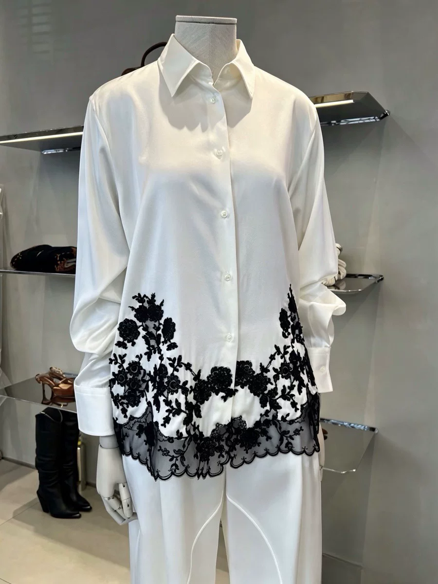 Silk Blouse - 高品質なシルクサテンを使用した、女性用ブラウスとシャツ。ファッション性の高いパッチワークデザイン、黒いレース刺繍が施されたエレガントなトップス。上品な白いシャツ。