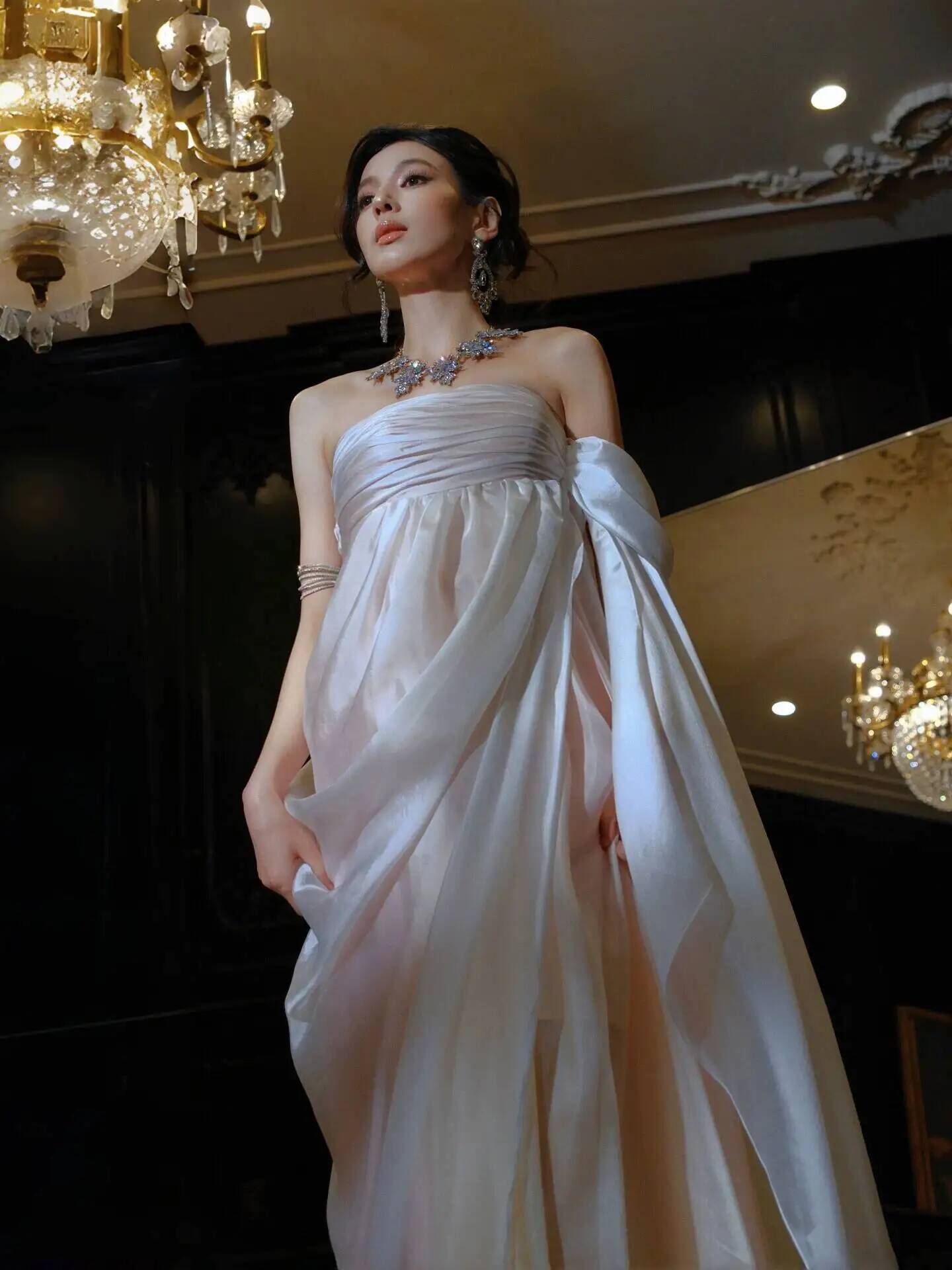 ストラップレスの流れるようなシフォンイブニングドレス、ギリシ - Evening Gown のレビューと価格